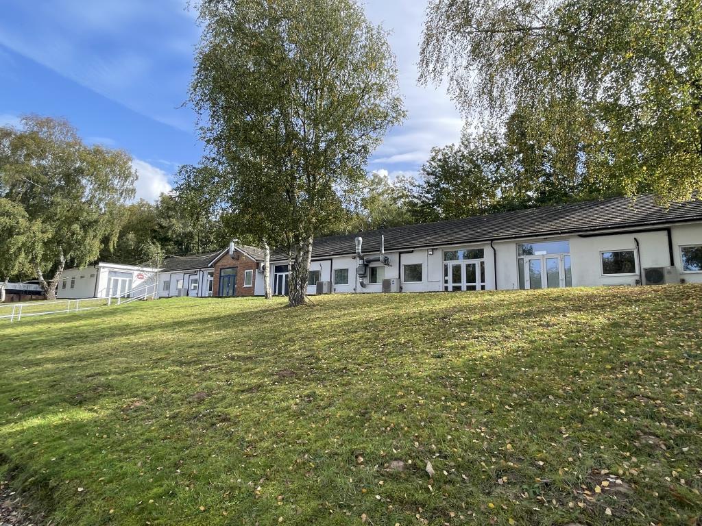 Lot: 10 - SUBSTANTIAL FORMER RESEARCH PREMISES IN 2.5 ACRES WITH OFFICES, LABORATORIES, WORKSHOPS AND STORES - General view of laboratories, offices & stores